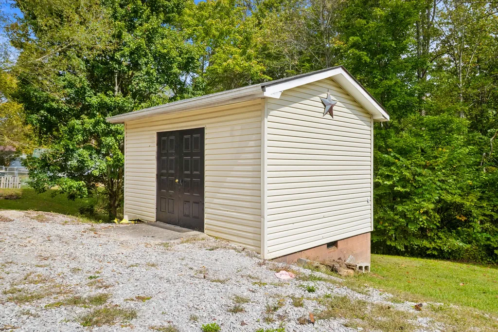 1479 E Williamsburg Street Whitley City KY 42653