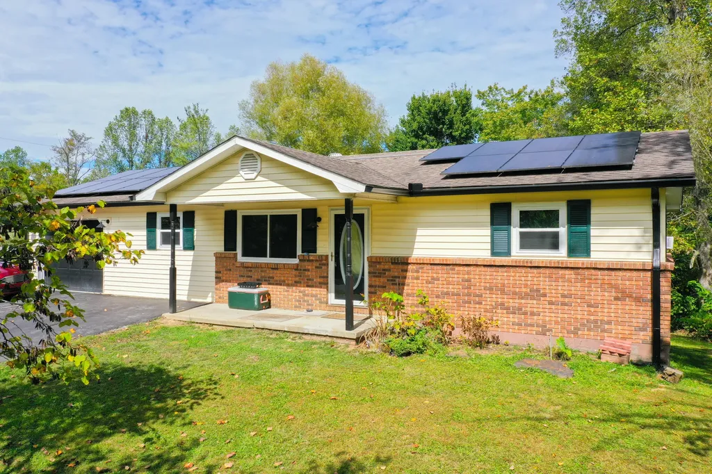 1479 E Williamsburg Street Whitley City KY 42653