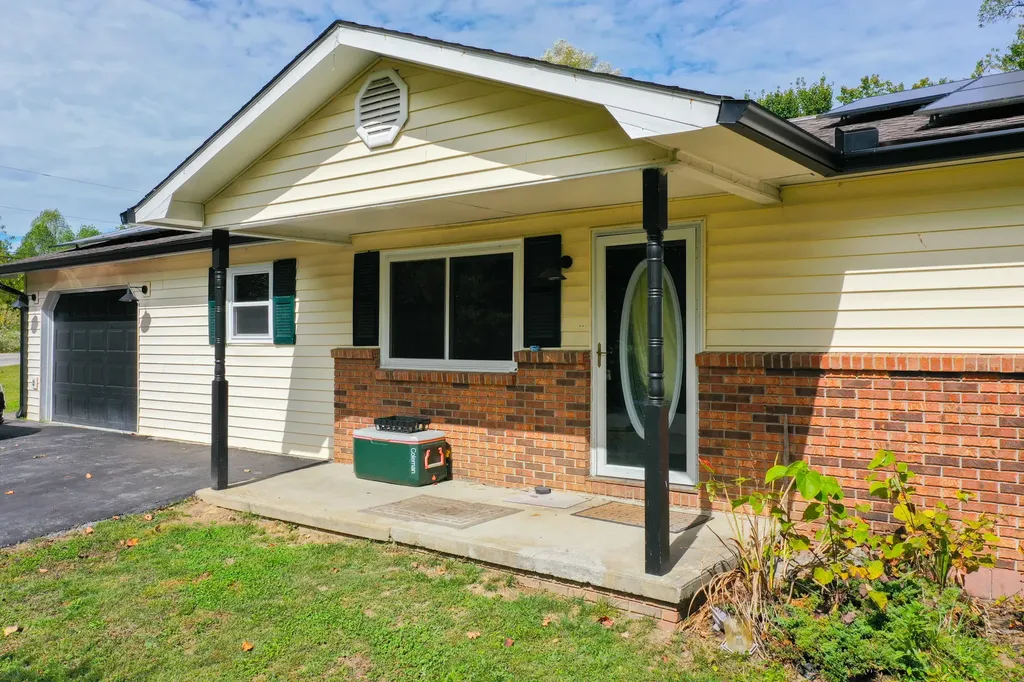 1479 E Williamsburg Street Whitley City KY 42653