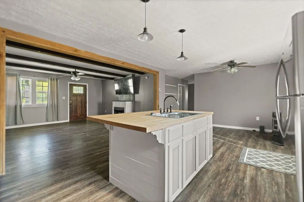 15942 Highway 460 W Ezel KY 41425