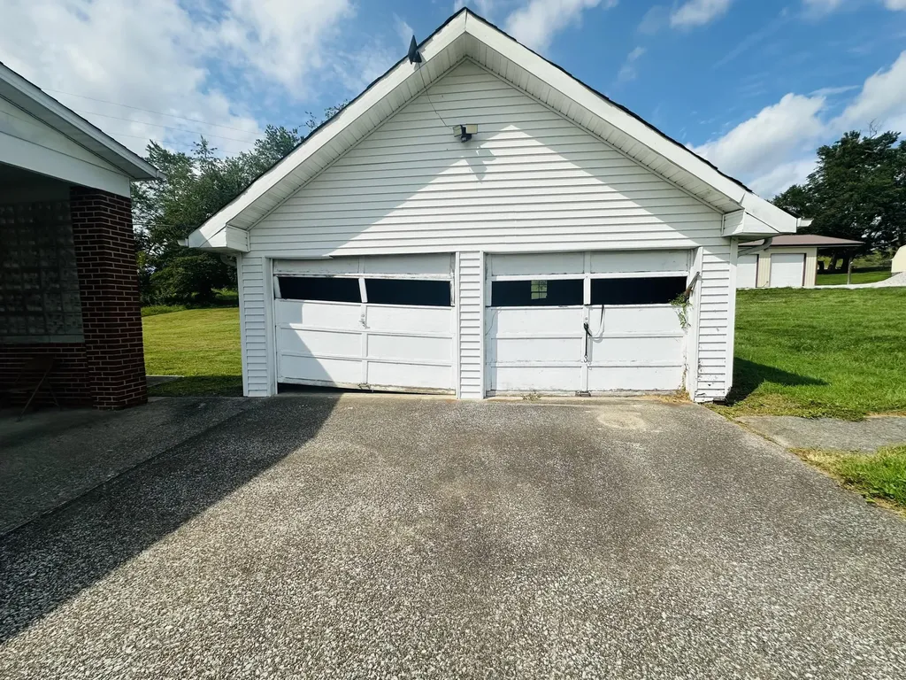 5498 Highway 472 Manchester KY 40962