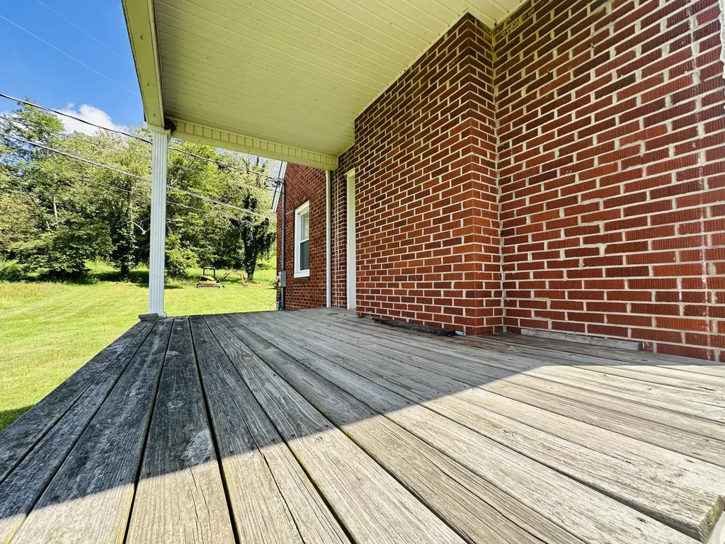 5498 Highway 472 Manchester KY 40962