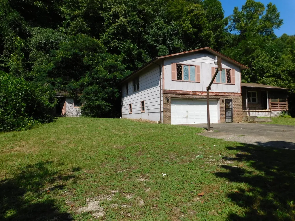 2936 Highway 119 Baxter KY 40806