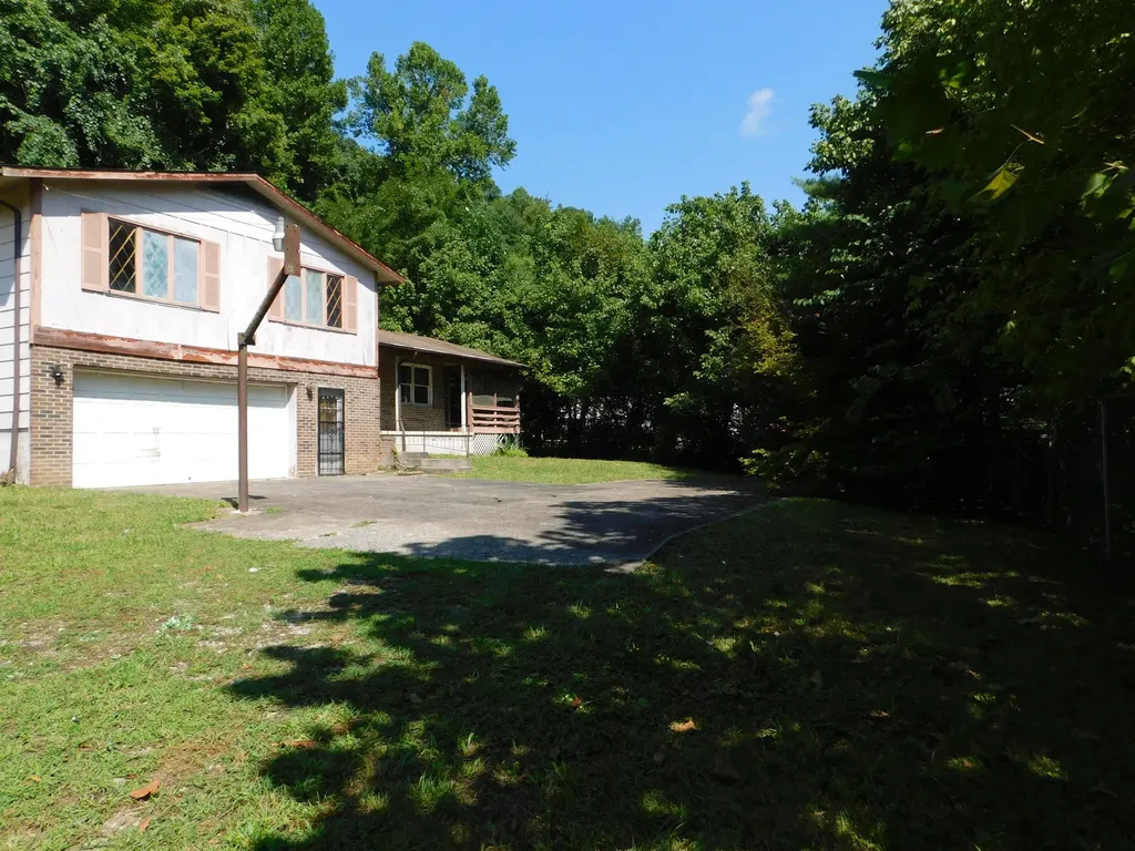 2936 Highway 119 Baxter KY 40806