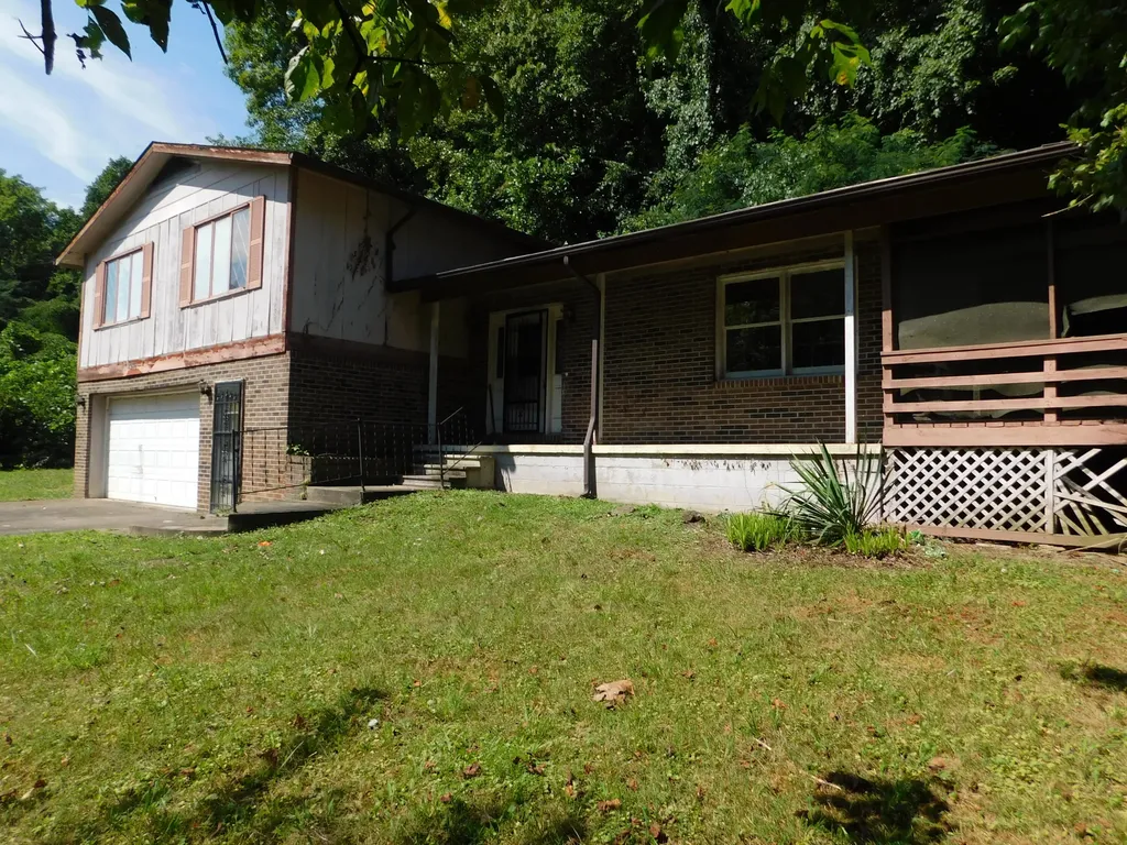 2936 Highway 119 Baxter KY 40806
