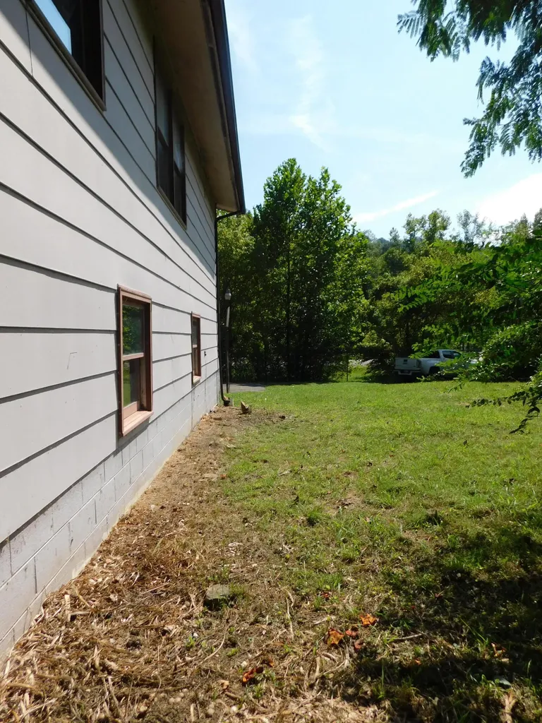 2936 Highway 119 Baxter KY 40806