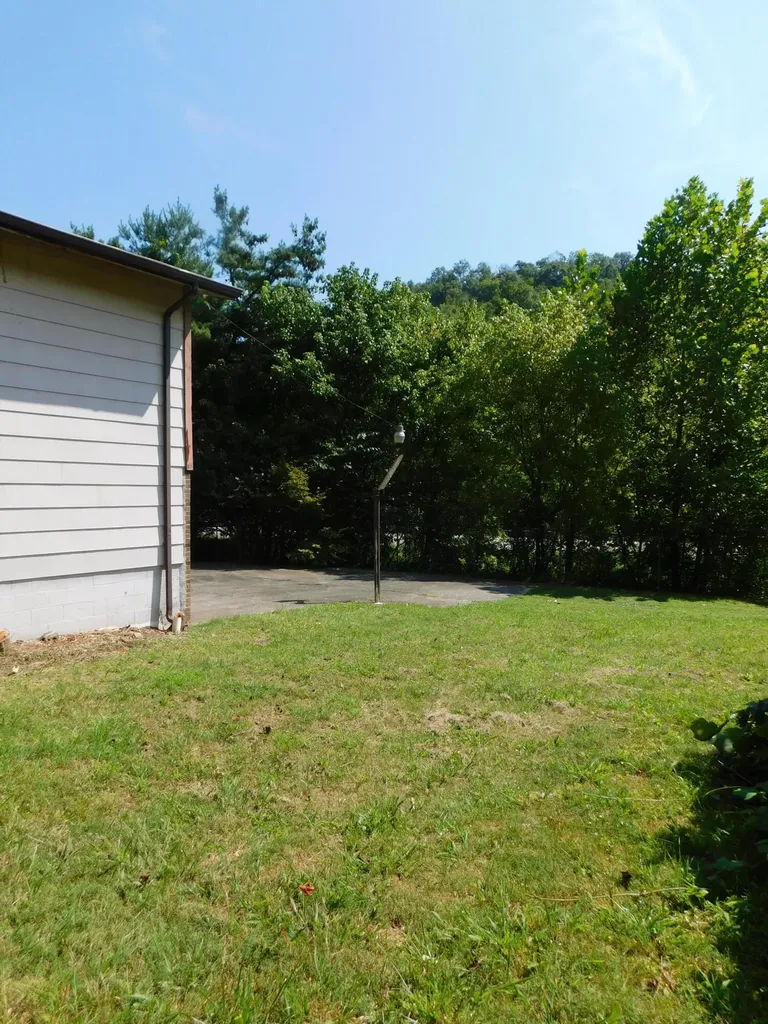 2936 Highway 119 Baxter KY 40806