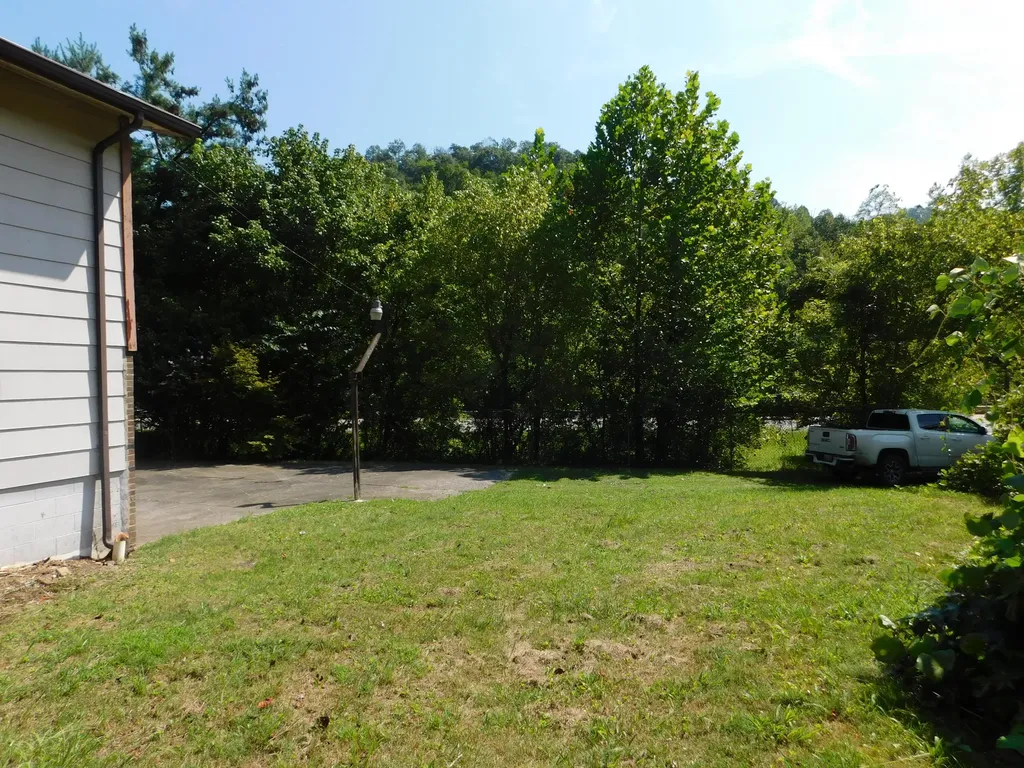 2936 Highway 119 Baxter KY 40806