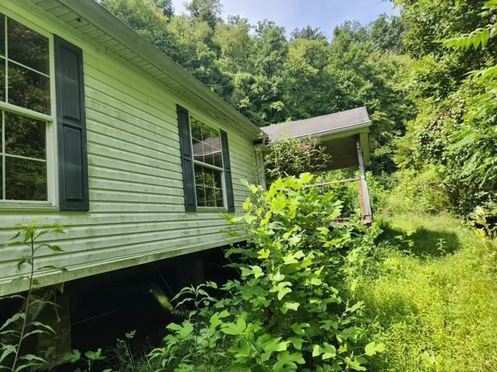 1144 Grassy Branch Road Essie KY 40827