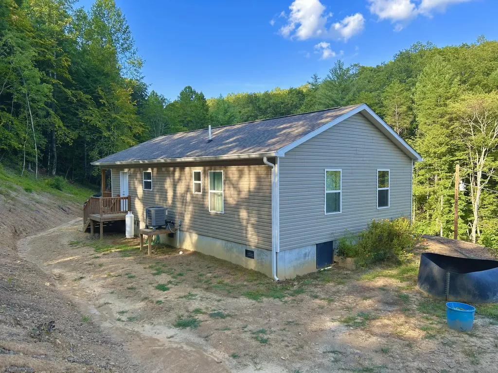 260 Bethesda Mission Road Campton KY 41301
