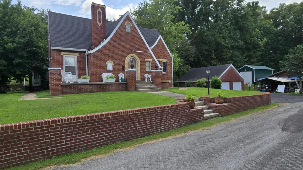 111 House Avenue Manchester KY 40962