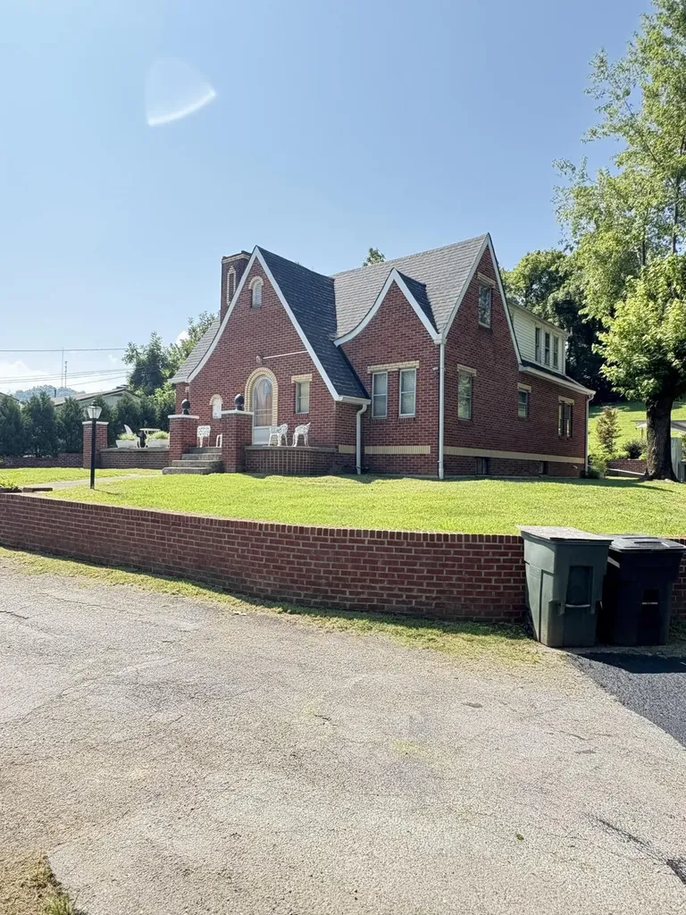 111 House Avenue Manchester KY 40962