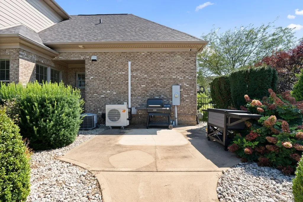 3853 Real Quiet Lane Lexington KY 40509