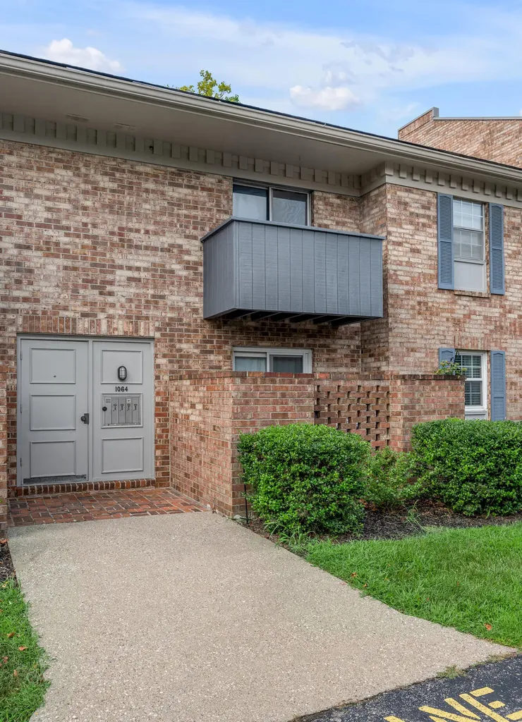 1064 Armstrong Mill Road Lexington KY 40517