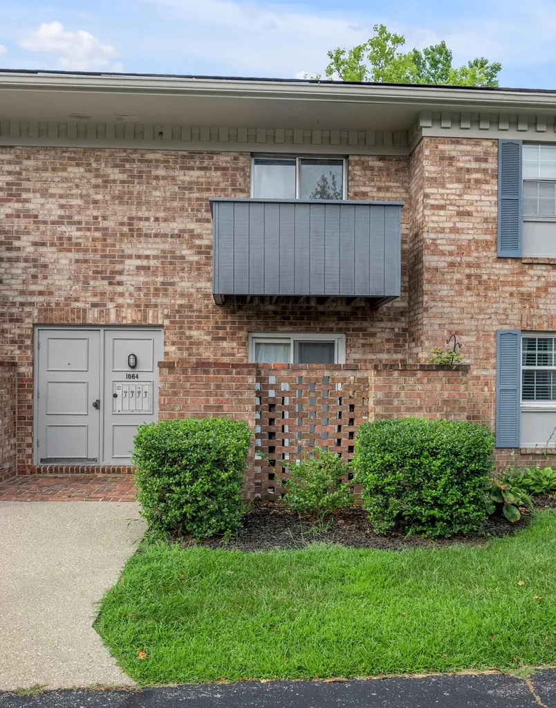 1064 Armstrong Mill Road Lexington KY 40517
