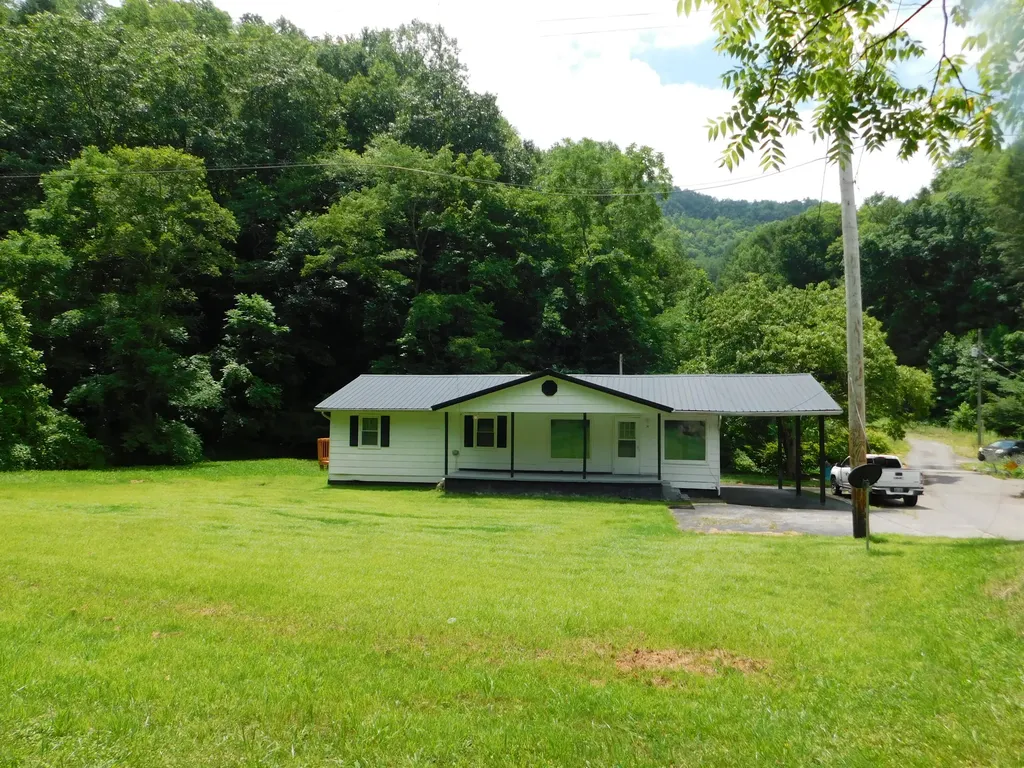14 Day Hollow Road Bledsoe KY 40810