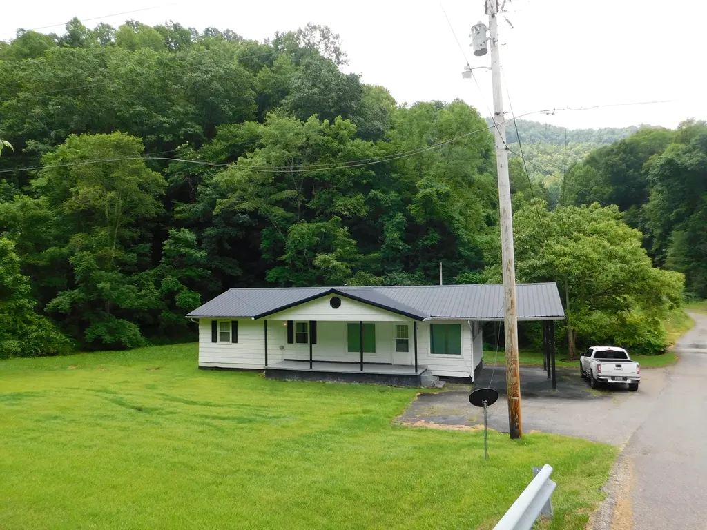14 Day Hollow Road Bledsoe KY 40810