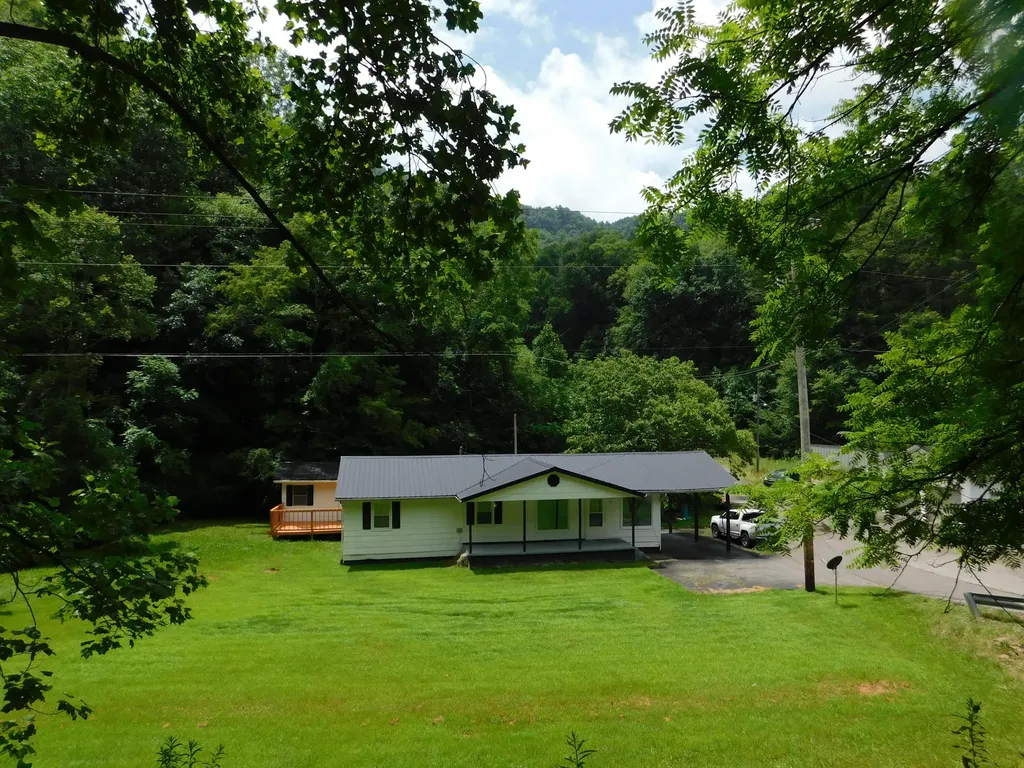 14 Day Hollow Road Bledsoe KY 40810