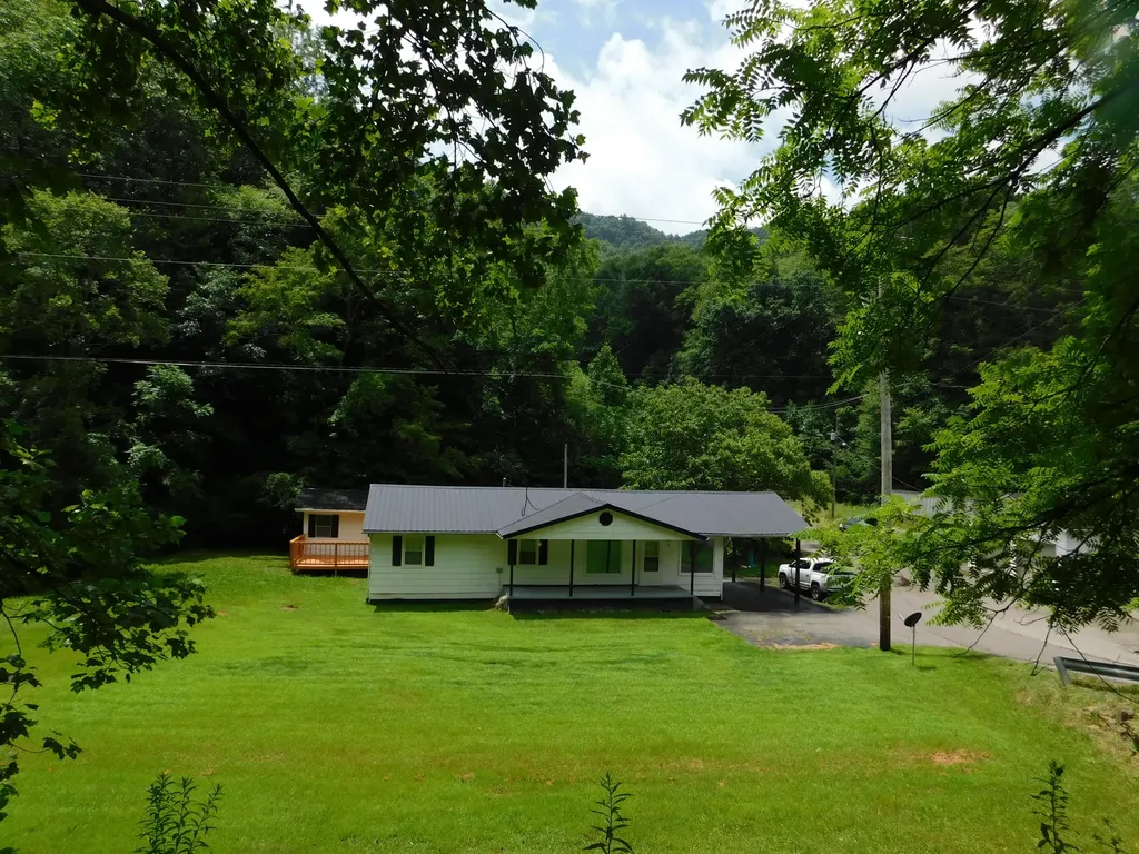 14 Day Hollow Road Bledsoe KY 40810