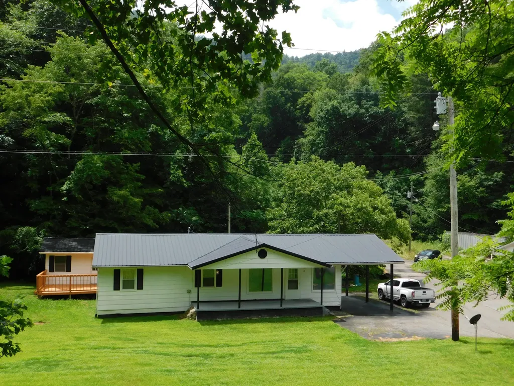 14 Day Hollow Road Bledsoe KY 40810