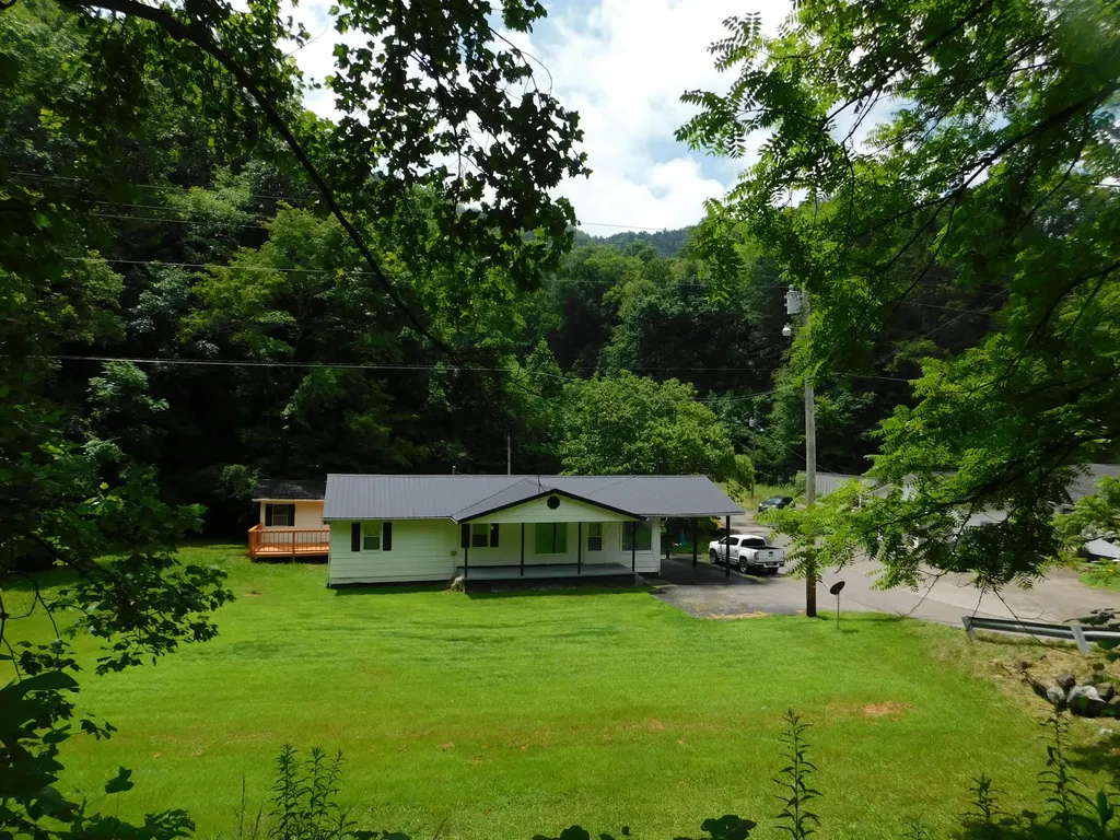 14 Day Hollow Road Bledsoe KY 40810
