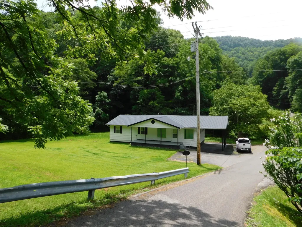 14 Day Hollow Road Bledsoe KY 40810