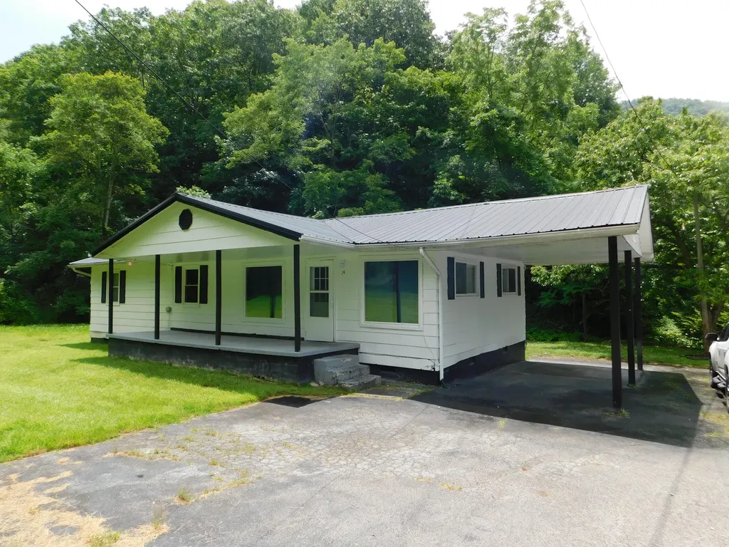 14 Day Hollow Road Bledsoe KY 40810