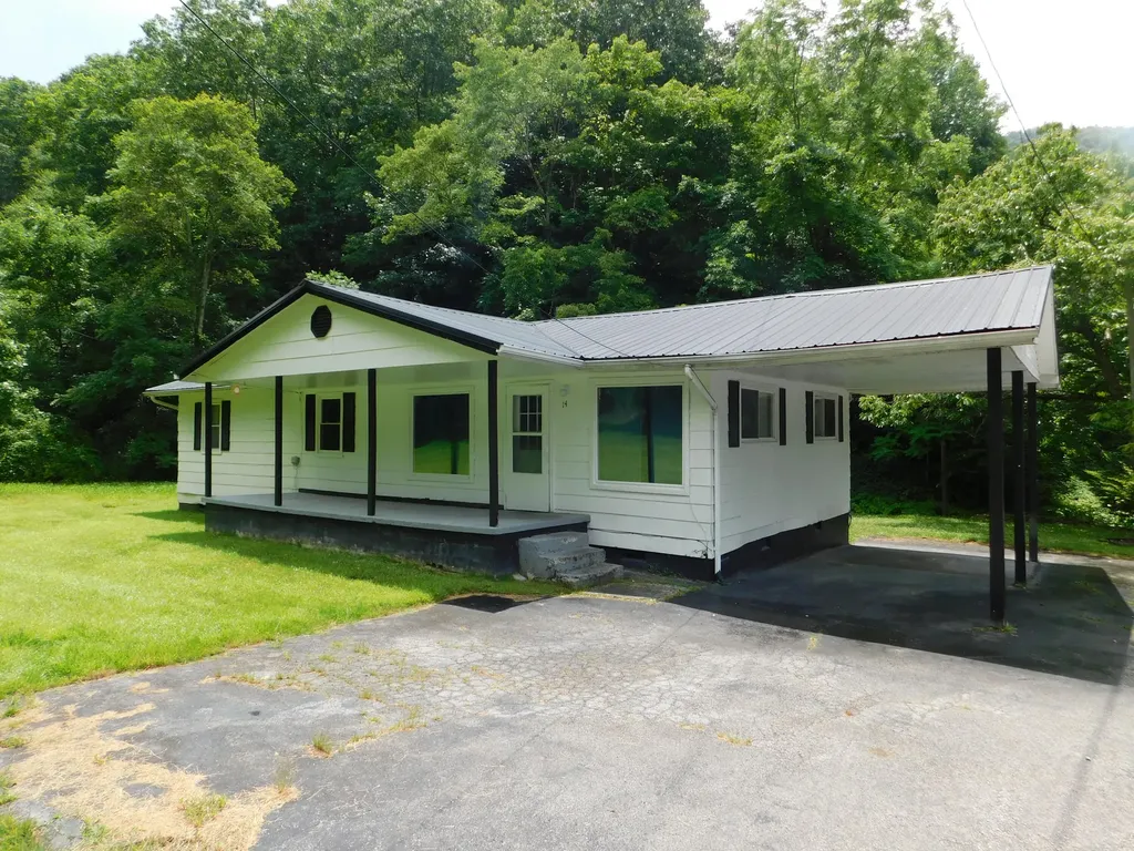 14 Day Hollow Road Bledsoe KY 40810