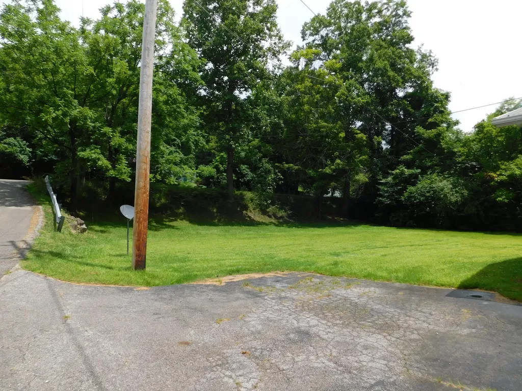 14 Day Hollow Road Bledsoe KY 40810