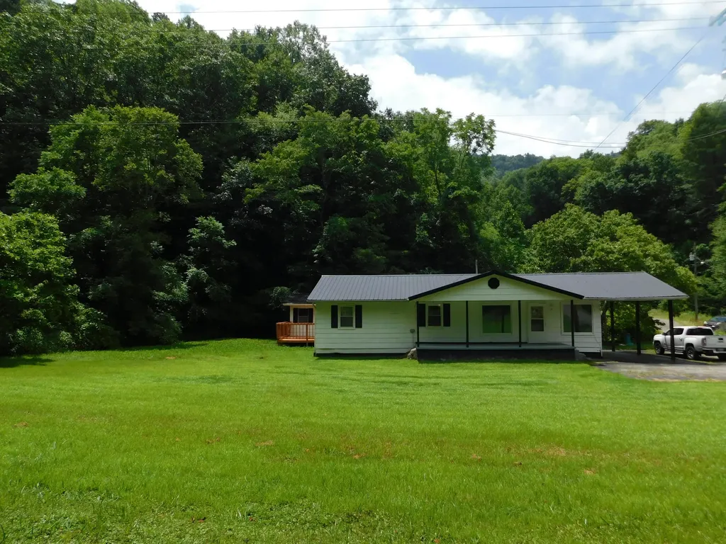 14 Day Hollow Road Bledsoe KY 40810