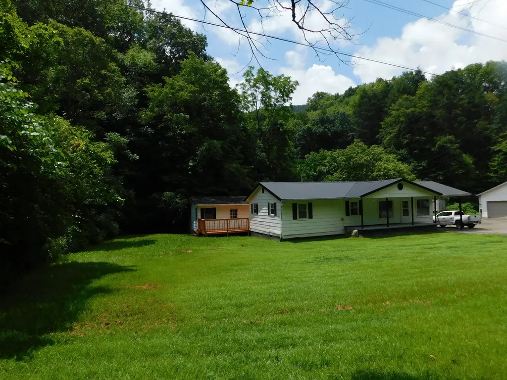 14 Day Hollow Road Bledsoe KY 40810