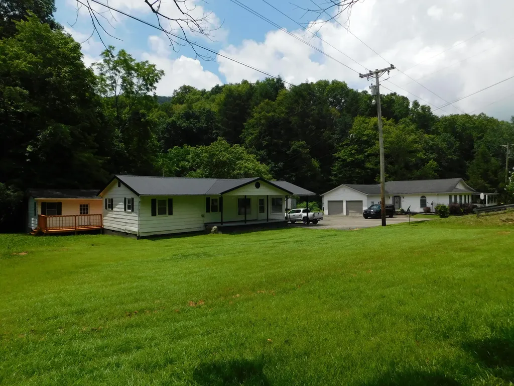 14 Day Hollow Road Bledsoe KY 40810