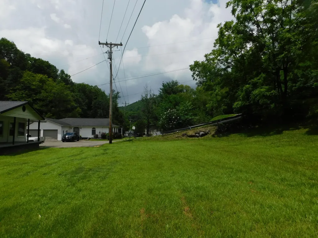 14 Day Hollow Road Bledsoe KY 40810