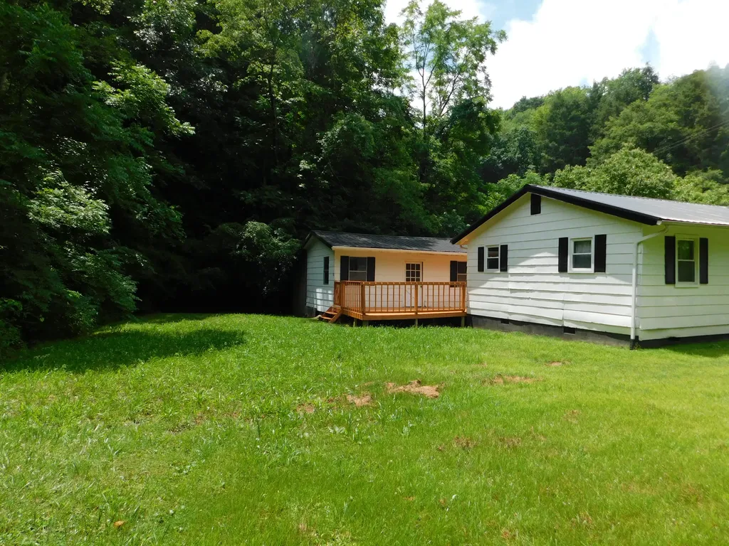 14 Day Hollow Road Bledsoe KY 40810