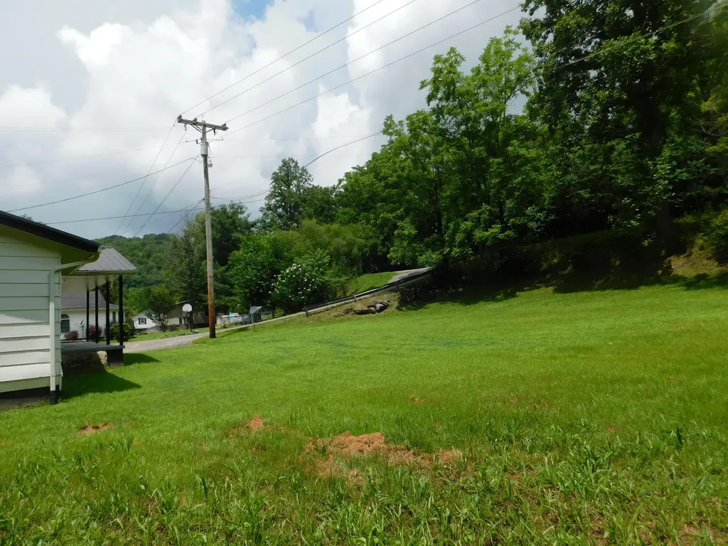 14 Day Hollow Road Bledsoe KY 40810