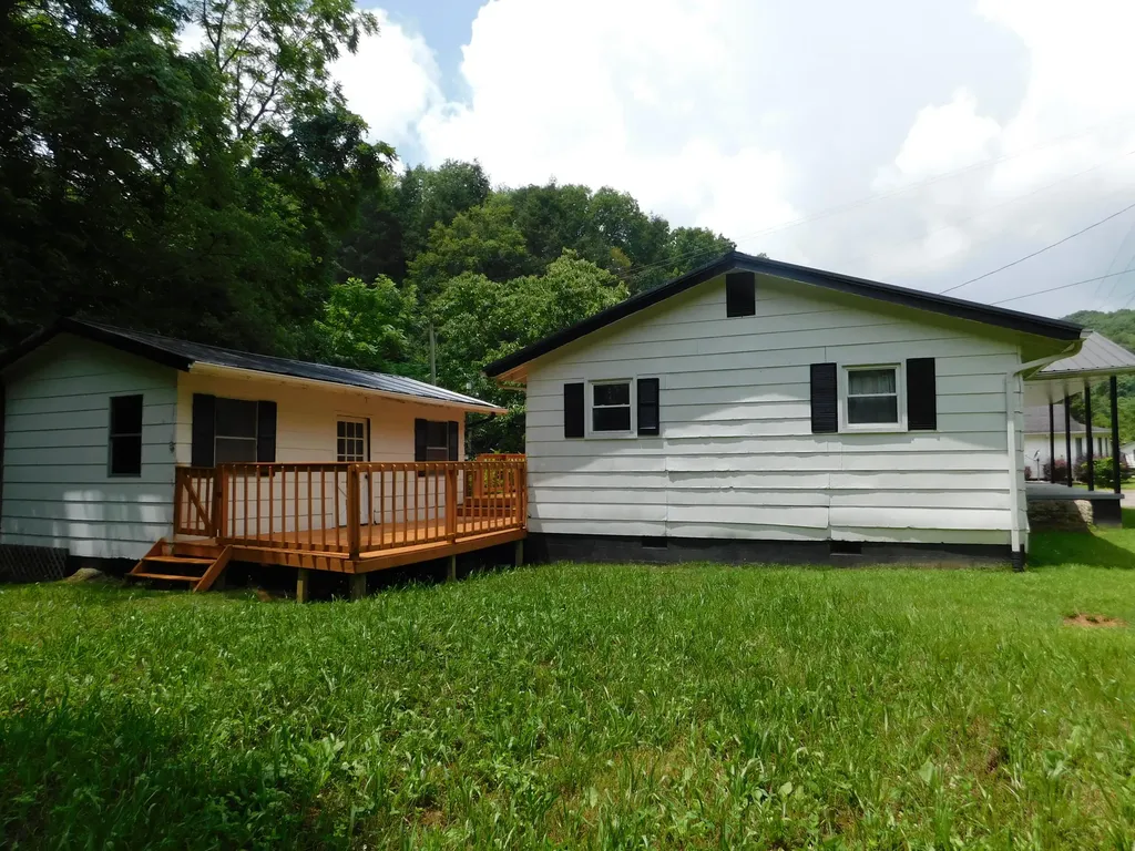 14 Day Hollow Road Bledsoe KY 40810