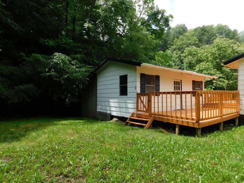 14 Day Hollow Road Bledsoe KY 40810