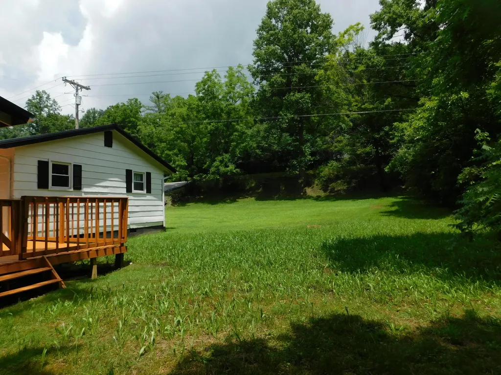14 Day Hollow Road Bledsoe KY 40810
