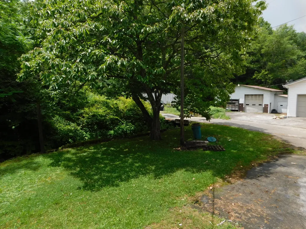 14 Day Hollow Road Bledsoe KY 40810