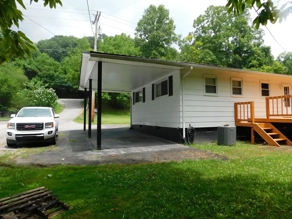 14 Day Hollow Road Bledsoe KY 40810