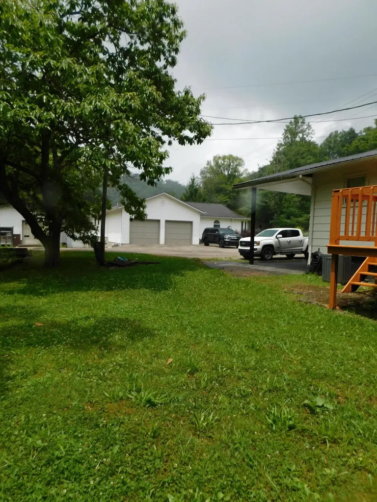14 Day Hollow Road Bledsoe KY 40810