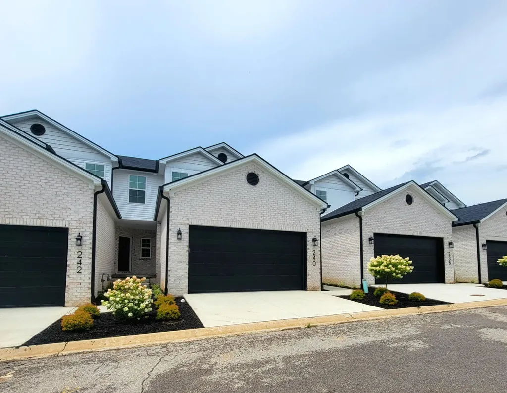 240 Sugartree Lane Versailles KY 40383