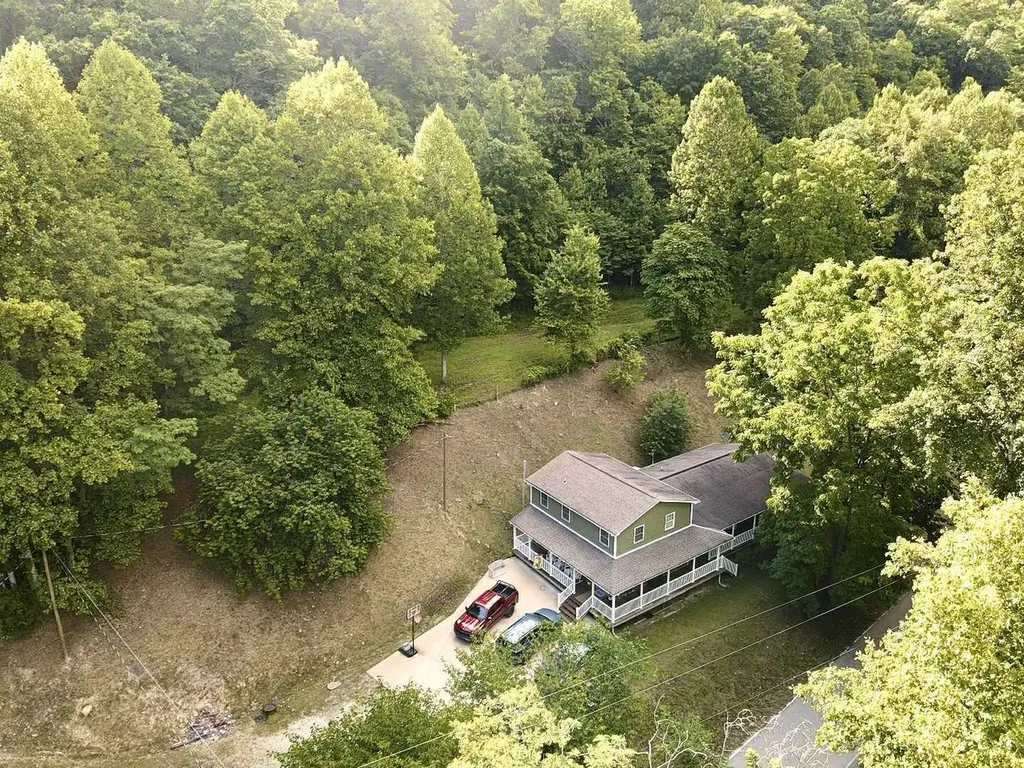 1552 Bigelow Road Bledsoe KY 40810