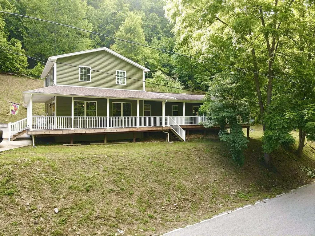 1552 Bigelow Road Bledsoe KY 40810