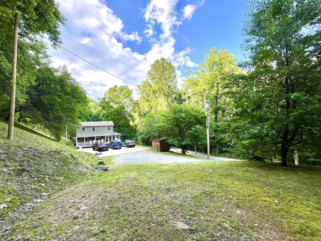 1552 Bigelow Road Bledsoe KY 40810