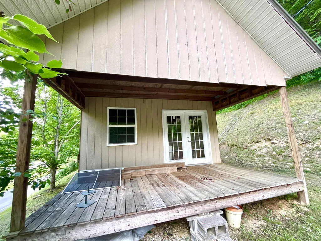 1552 Bigelow Road Bledsoe KY 40810