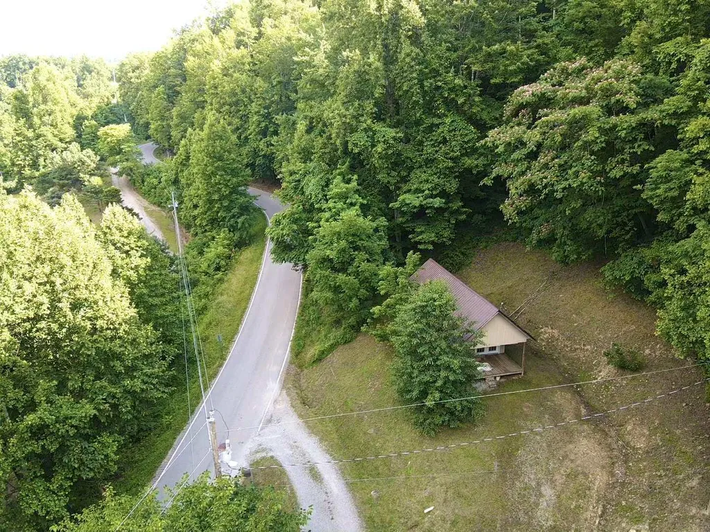 1552 Bigelow Road Bledsoe KY 40810