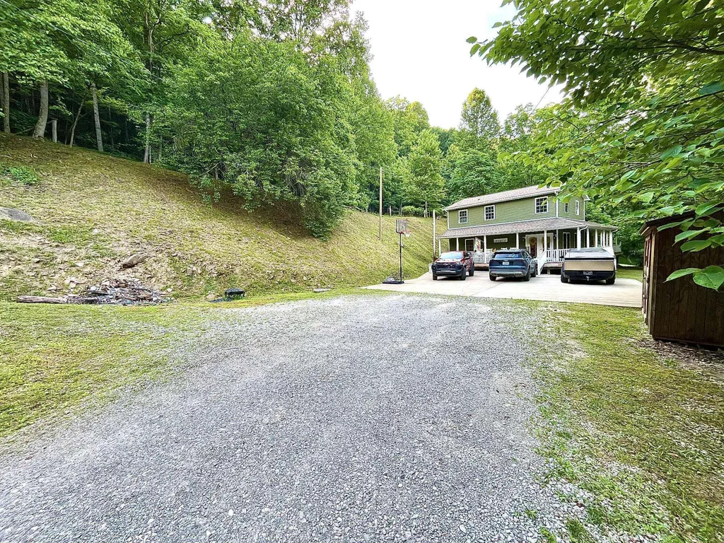 1552 Bigelow Road Bledsoe KY 40810