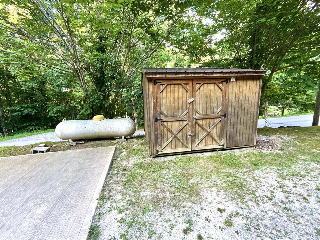 1552 Bigelow Road Bledsoe KY 40810