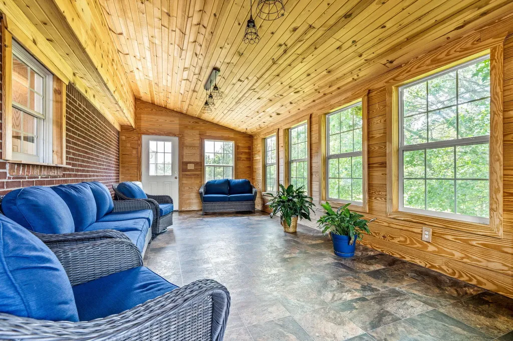 2714 Pea Ridge Road Waddy KY 40076